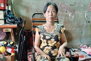 正等錢入院醫病的羅鳳萍。