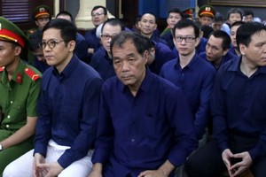 圖為2018年7月出庭受審的被告人沈啤（前右一）與共犯。（圖源：玉華）