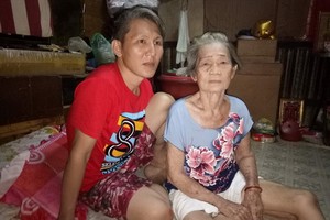 張玉嬌與長子在狹窄、悶熱的租房內。