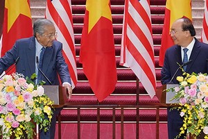 政府總理阮春福（右）與馬來西亞總理馬哈蒂爾‧穆罕默德在聯合新聞發佈會上。（圖源：光孝）