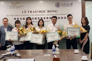 萬盛發集團領導向獲得本年度獎學金的學生頒獎。