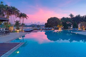 建在香江沿岸的Azerai La Residence酒店，從泳池可眺望順化京城的景色。（圖源：互聯網）