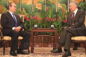 市委書記阮善仁（左）會見新加坡總理李顯龍。（圖源：越通社）