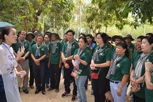 “信念永燃”行程團聆聽胡伯伯生平事業的講解。