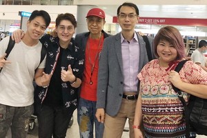 葉振棠(左三)與歐信希(左二)抵達 新山一國際機場。