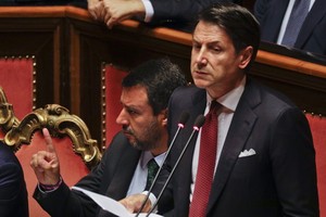 意大利極右翼聯盟黨領袖薩爾維尼宣佈聯合政府破裂後，總理孔特20日宣佈辭職。（圖源：AP）