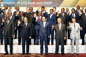 日本首相安倍晉三（前中）和各國領導人在第七屆非洲開發會議（TICAD）開幕式前合照。