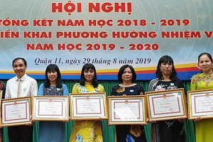 范文二小學校長劉碧懿（左三）獲獎狀。