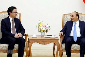 政府總理阮春福（右）接見柬埔寨駐越南特命全權大使波拉克。（圖源：越通社）