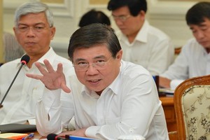 市人委會主席阮成鋒（前右）在會議上發言。（圖源：越勇）