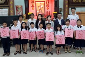 西貢屏榮公司贈月餅給學生