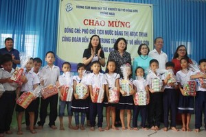 國家副主席鄧氏玉盛武向鴻山殘疾兒童撫養中心的小朋友們贈送禮物。（圖源：阮莊）