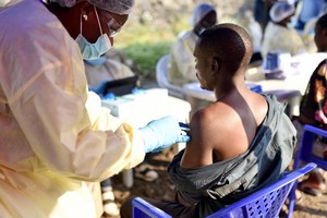 世衛人員為剛果（金）東部大城戈馬市民注射埃博拉疫苗。（圖源：路透社）