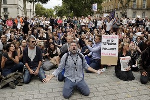 反對無協議脫歐的英國民眾上街示威抗議。（圖源：AP）