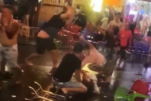 食客酒後鬥毆場景。（圖源：視頻截圖）