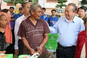 張和平副總理給祿寧少數民族同胞贈送禮物。（圖源：越通社）