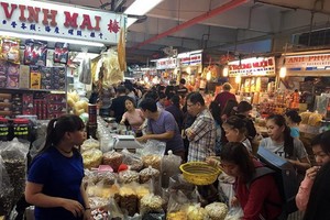 消費者在傳統街市購物。