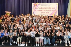 多個國家駐本市總領事、東方學系的講師、新舊大學生應邀出席。