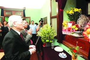 黨中央總書記、國家主席阮富仲於昨(1)日上午前往在主席府的胡志明主席遺跡區內的67號住房上香緬懷胡志明主席。（圖源：越通社）