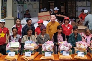 釋惟鎮法師派發 禮物給窮人。