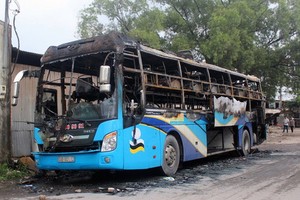 火勢撲滅後的客車只剩殘架廢鐵。