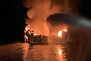 美國加利福尼亞州南部聖克魯斯島附近海域一艘遊船當地時間2日凌晨發生火災，現已確認25人死亡，仍有9人失蹤。（圖源：AP）