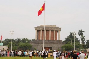 從上月31日至本月2日，逾５萬人次晉謁胡志明主席陵。（圖源：互聯網）