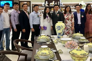 李輝創副總經理(右五)與工作人員在緬甸明隆旗艦店合影。