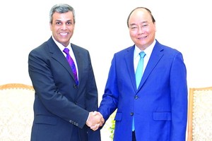 政府總理阮春福（右）接見科威特國家石油兼電力與水資源部長法迪勒。（圖源：光孝）