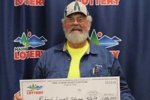 斯圖爾特兩度贏巨獎。圖為他首次中獎領取獎金。（圖源：互聯網）