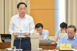 政府副總監察長陳玉廉（前左）在會議上闡述政府報告。（圖源：Quochoi.vn）