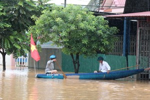 暴雨洪水導致廣治省向化縣勞保鎮東政、永華、春福、維新、高越、嘎曾、忠政、新金、嘎嘟與安河等10個街區一片汪洋。（圖源：越通社）