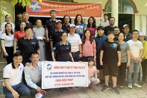 同奈台商到耀法寺派禮物。