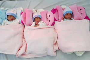 ３胞胎男嬰循序出生，體重分別為2.1、1.9和1.6公斤。（圖源：TTO）