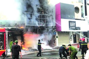 消防隊聞訊後趕抵火警現場迅速展開滅火和營救行動。（圖源：互聯網）