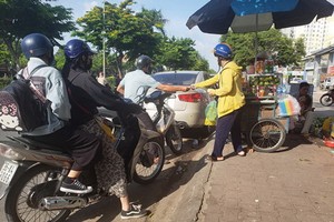 人們在路邊購物，也會導致交通局部堵塞。