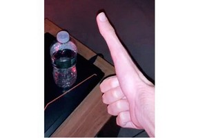 近 13 釐米長大拇指