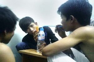 一夥年輕人在第五郡某一旅店住房裡集中吸食冰毒。（圖源：德富）