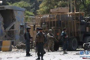 9月5日，在阿富汗首都喀布爾，阿安全部隊士兵和北約聯軍士兵查看襲擊現場。（圖源：新華社）