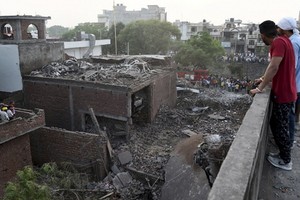 爆炸威力巨大，煙花廠建築幾乎全部被炸毀，附近200米左右的建築物玻璃也受波及被打碎。（圖源：AP）