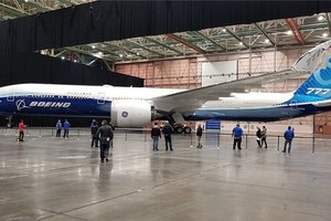 美國波音公司近日又中斷了新型飛機777X的測試進程，因為在負載測試過程中，飛機的貨艙門突然爆炸了。（示意圖源：互聯網）