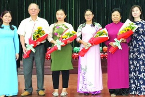 第五郡婦女會主席(左一)向上台交流代表贈送鮮花致謝。