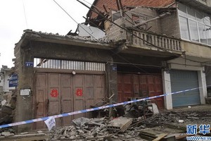 圖為在地震中受損垮塌的民房。（圖源：新華社）