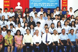 蘇建源董事長(右六)和范興主任(左五)以及各位老師 同獲獎學金的學生合照。