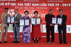 世界紀錄大全中心向越南紀錄大全中心各位領導頒發獎狀。