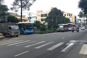 不少客車日夜佔用街道作為存車場。