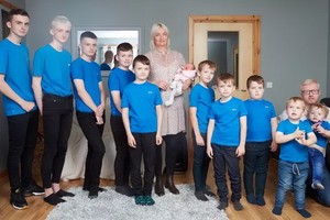 蘇格蘭羅斯郡一對夫妻，在15年間陸續生了10名男孩，創下英國國內紀錄。（圖源：互聯網）