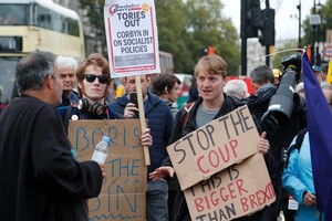 不少民眾希望“脫歐”亂局早日落幕。（圖源：AP）