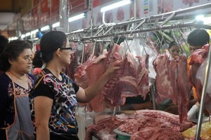 消費者在濱城市場購買豬肉。