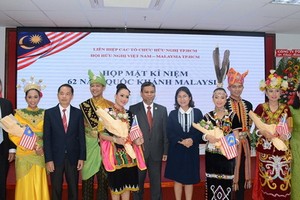 與會嘉賓同文藝團合影留念。（圖源：明協）